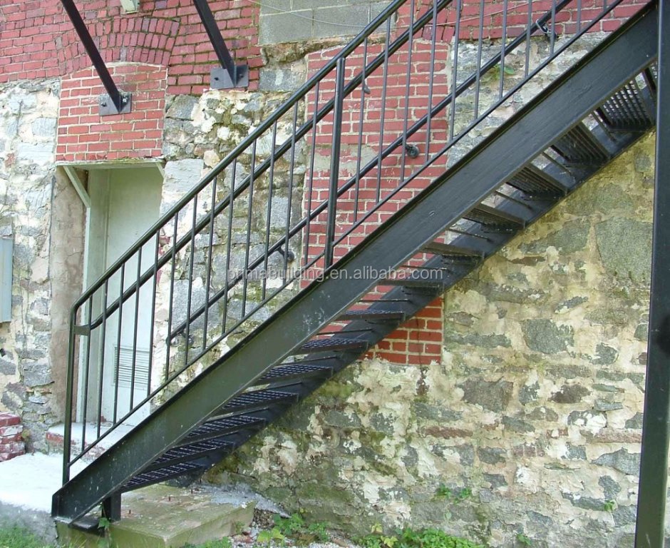 Наружная металлическая лестница