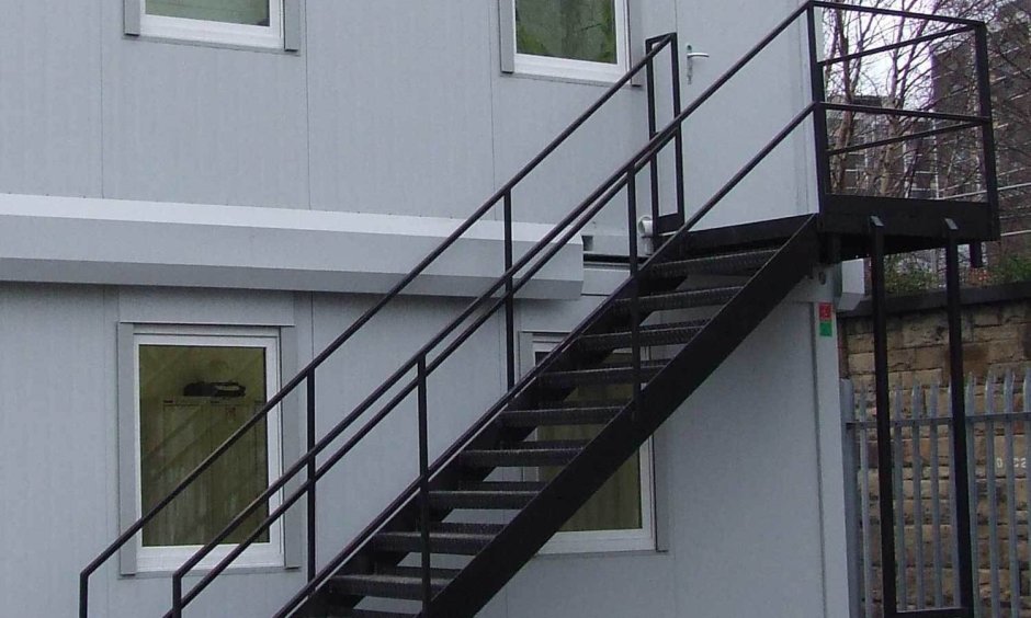 Металлическая лестница на улице на второй этаж