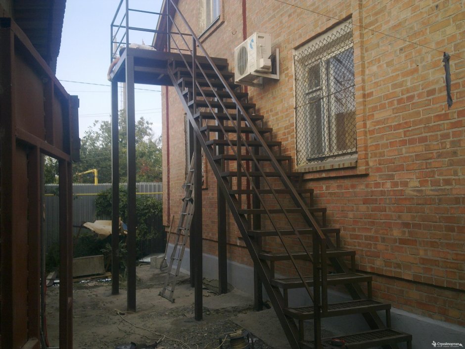 Лестница наружная металлическая на второй этаж