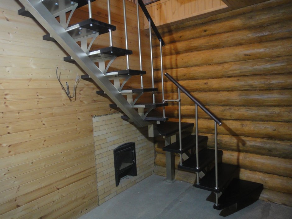 Металлическая лестница на мансарду