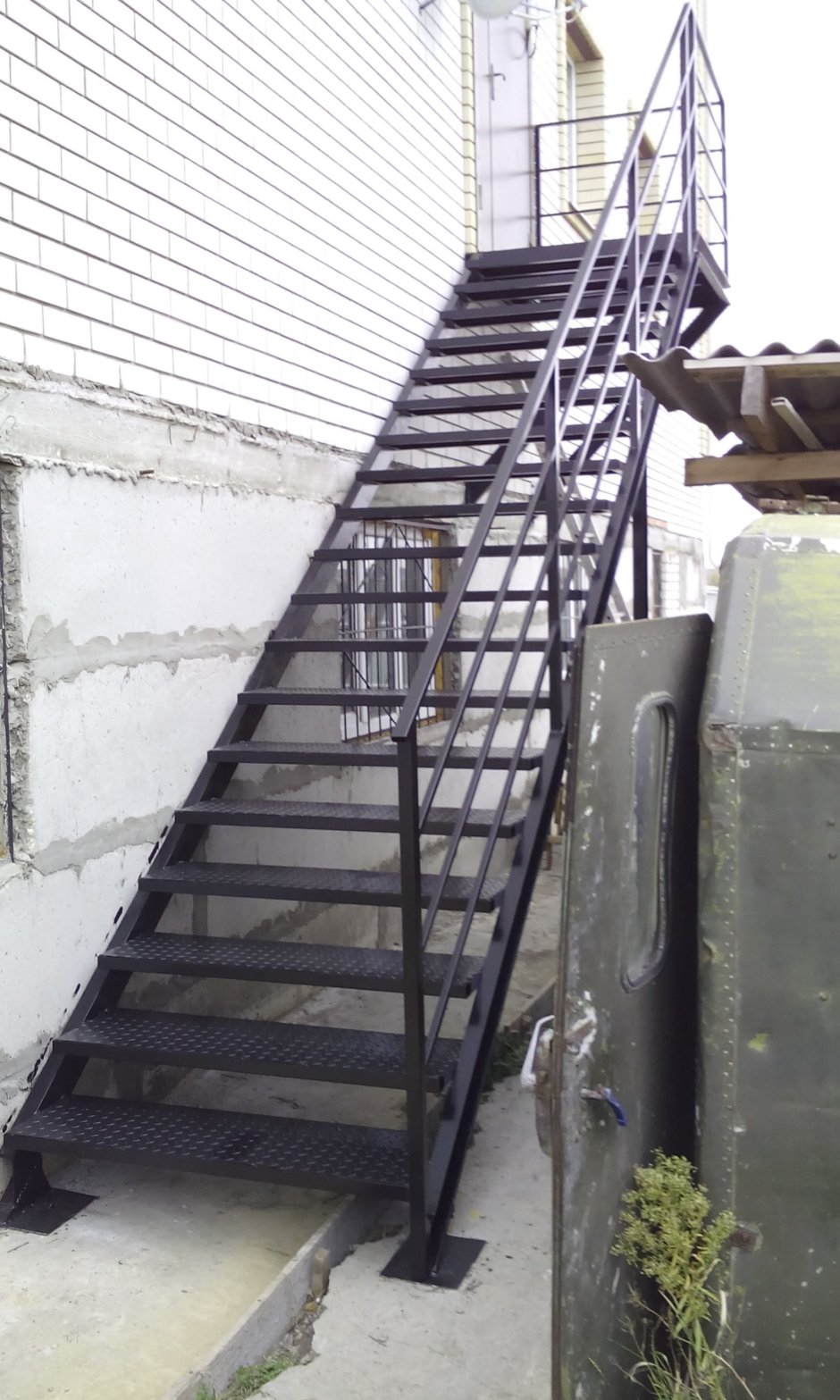 Лестница п-2 двухмаршевая наружная металлическая пожарная прямая