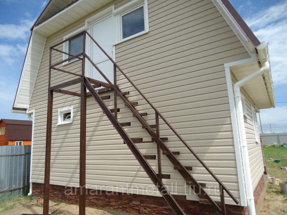 Уличная лестница на второй этаж