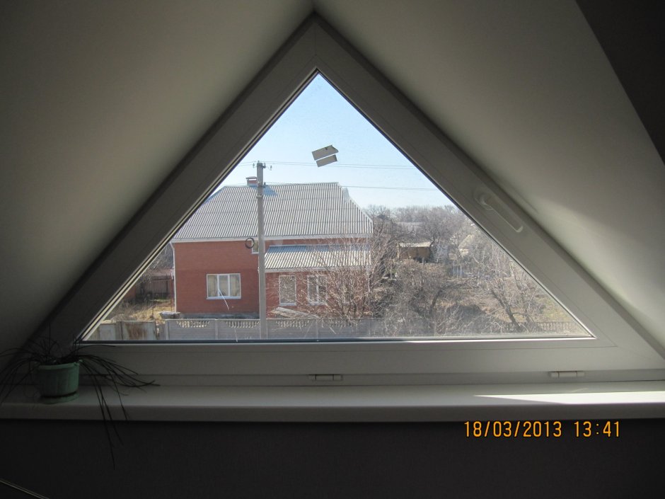 Треугольное окно открывающееся