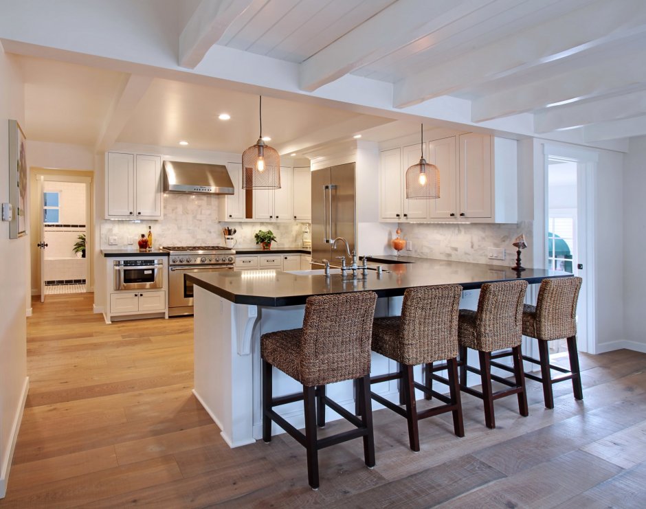 Просторная кухня в частном доме