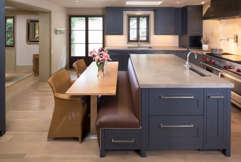 Кухонный остров с обеденной зоной