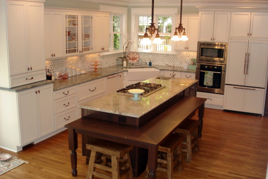 Кухонный остров с обеденным столом