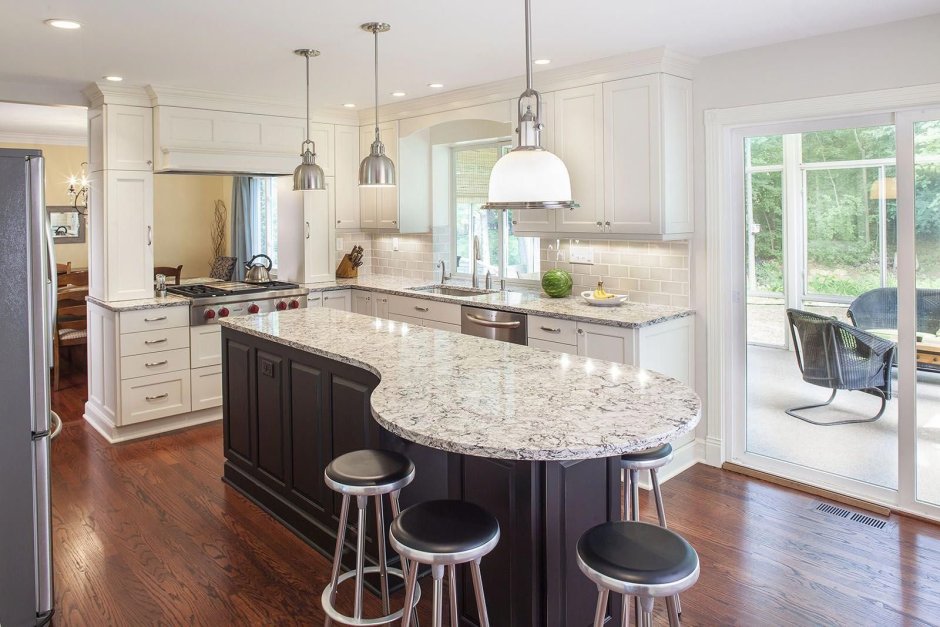 Кухонный остров с круглым столом