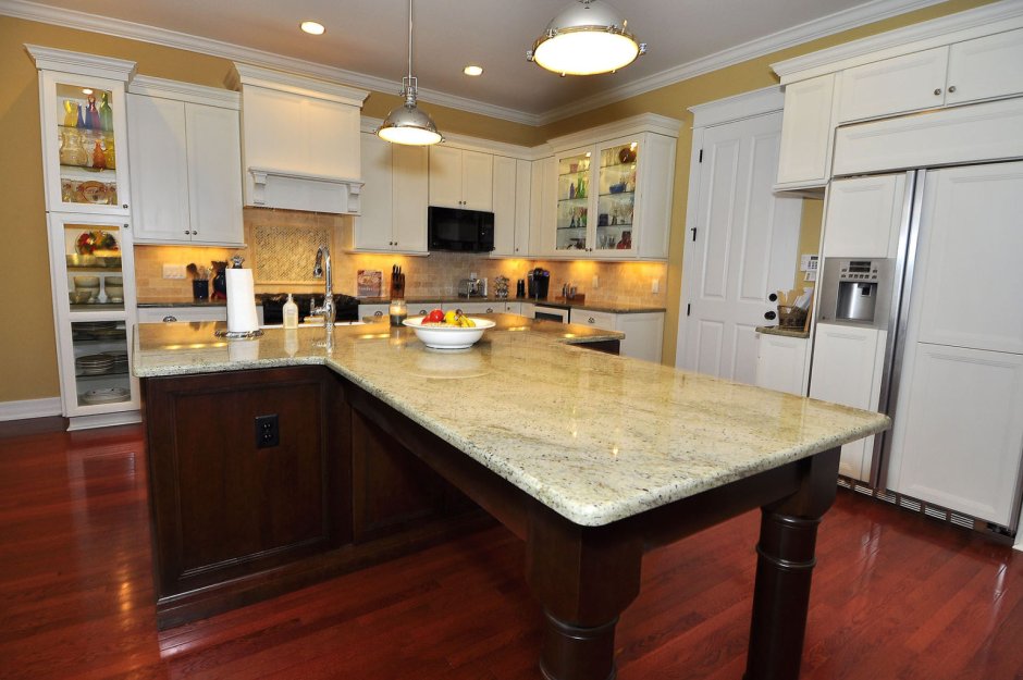 Кухня с большой столешницей