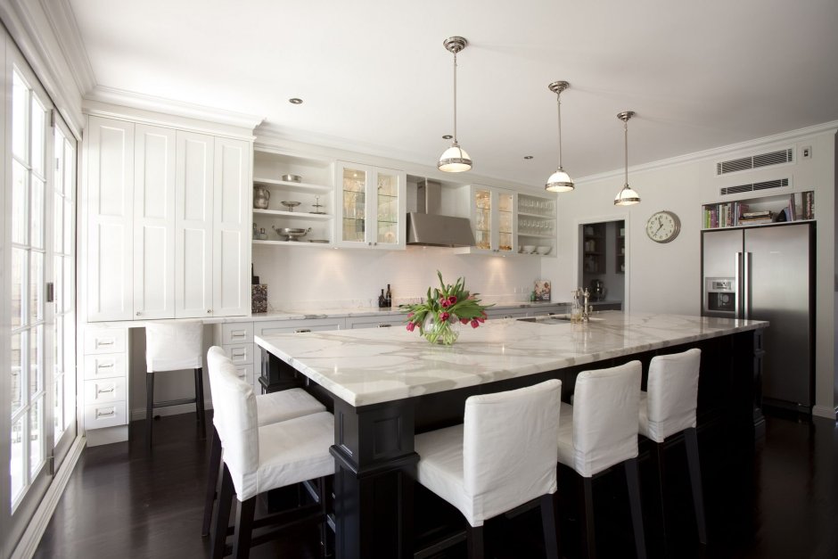 Кухонный остров с обеденной зоной