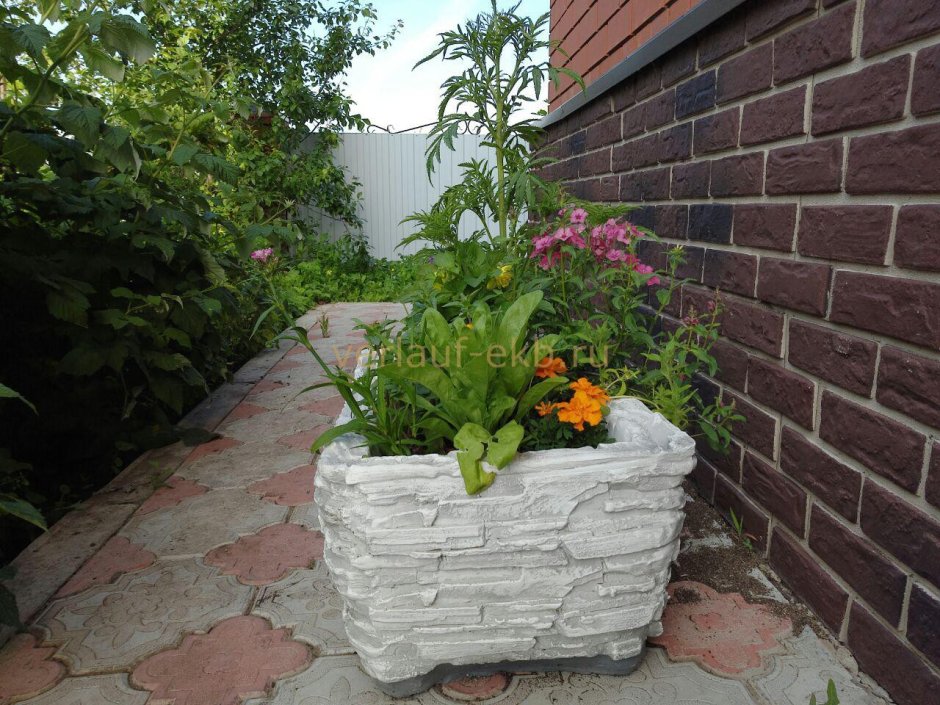 Клумбы вазоны из кирпича