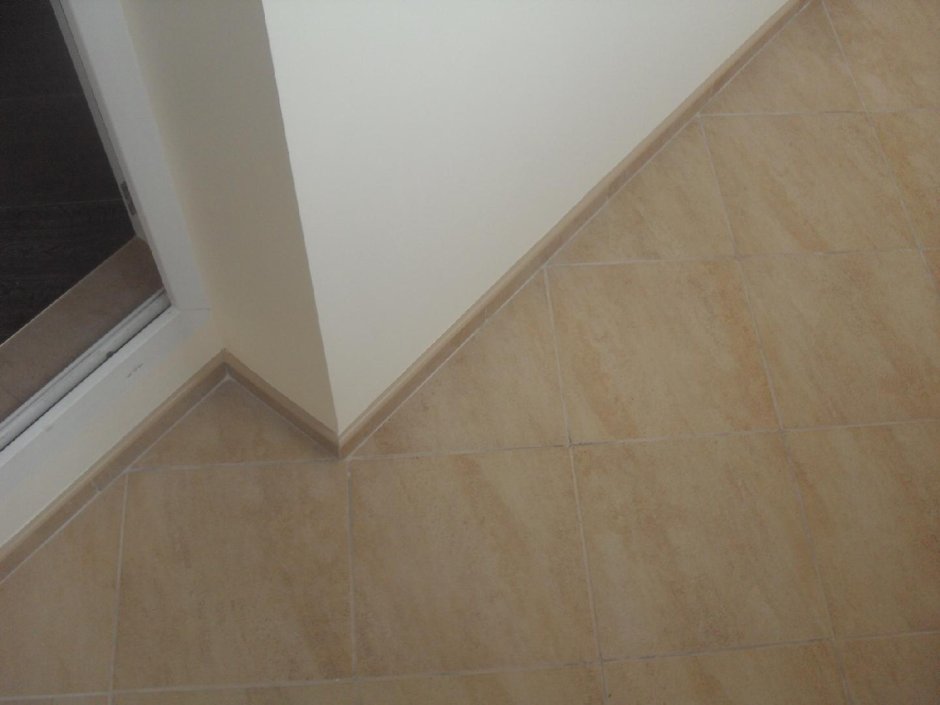 Стык наличника и плинтуса profil Doors