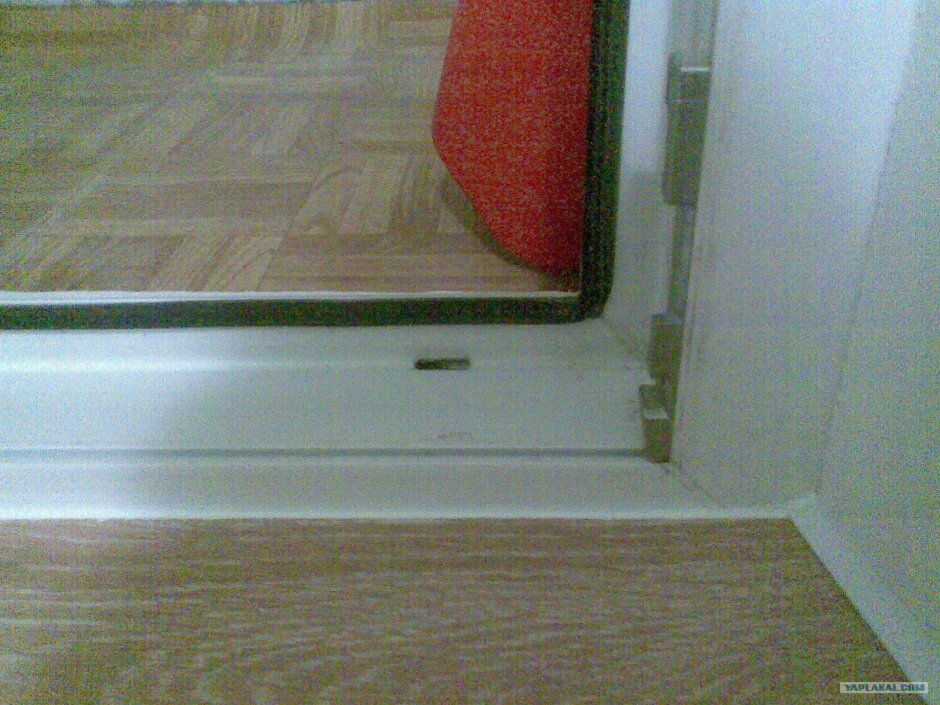 Порожек под балконной дверью