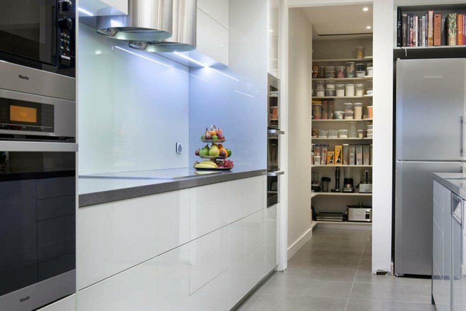 Кухня со встроенной кладовкой