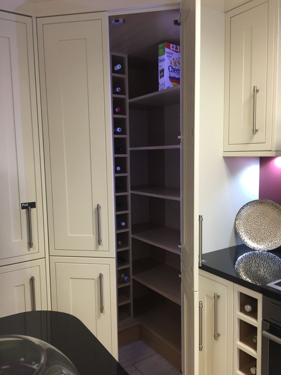 Угловая кухня с высокими шкафами