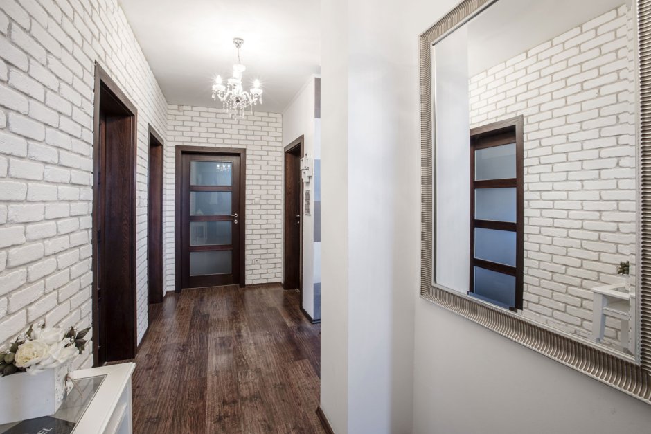 Ремонт длинного коридора гипсовый кирпич в квартире фото