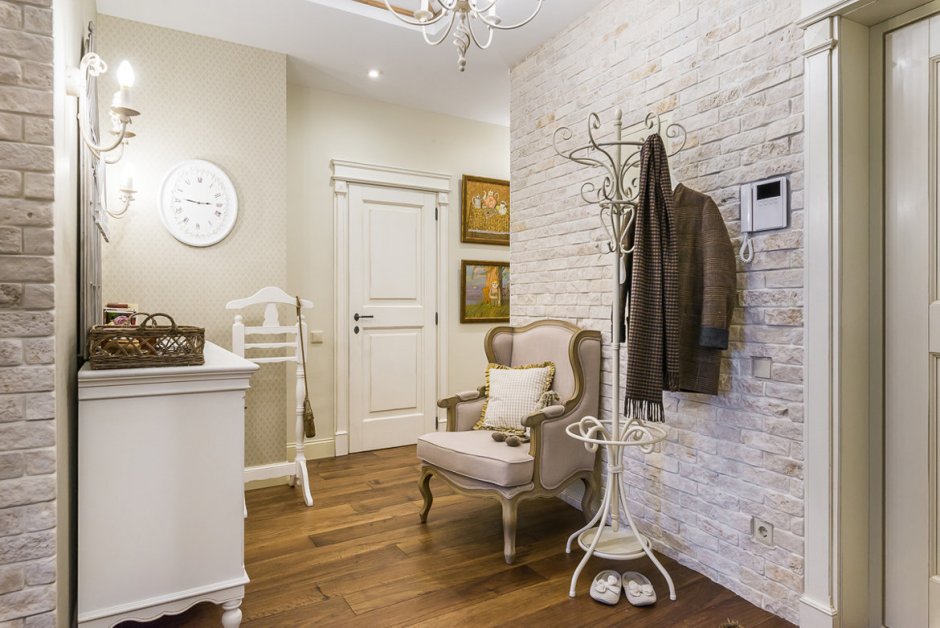 Декоративный кирпич в прихожей