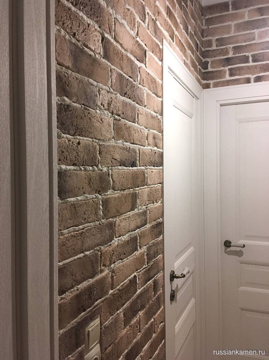 Декоративный кирпич в коридоре