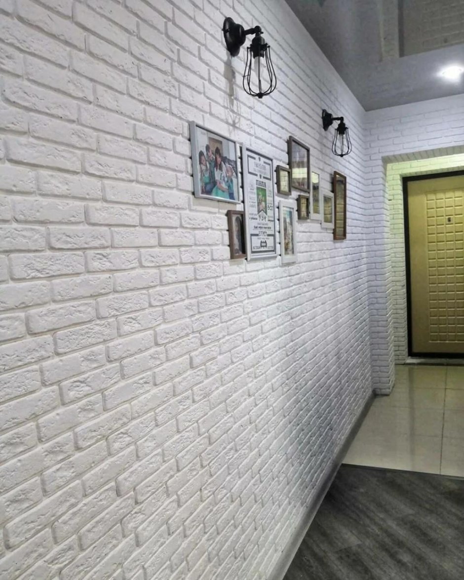 Гипсовый кирпич в коридоре