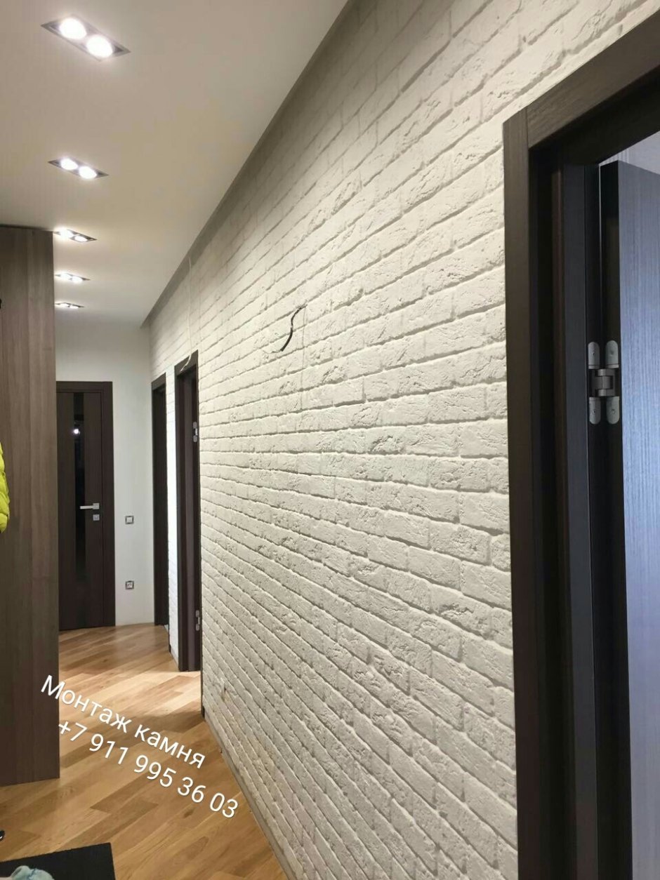 Декоративная штукатурка под кирпич в коридоре