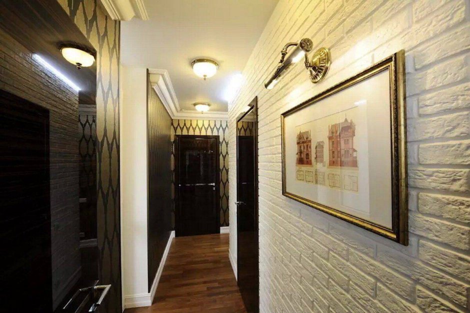 Интерьер стены в коридоре