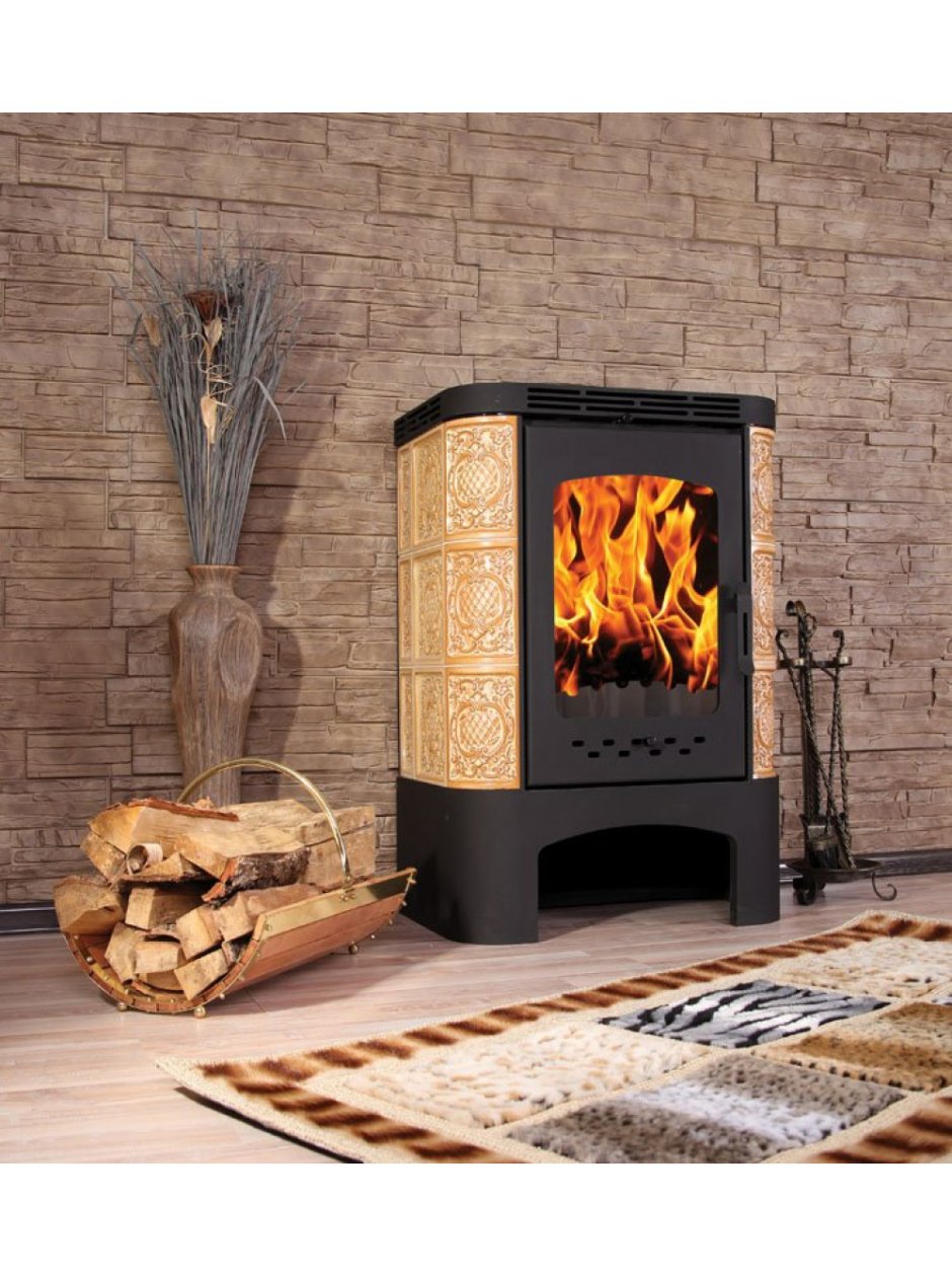 Камин с лежанкой в деревенском доме