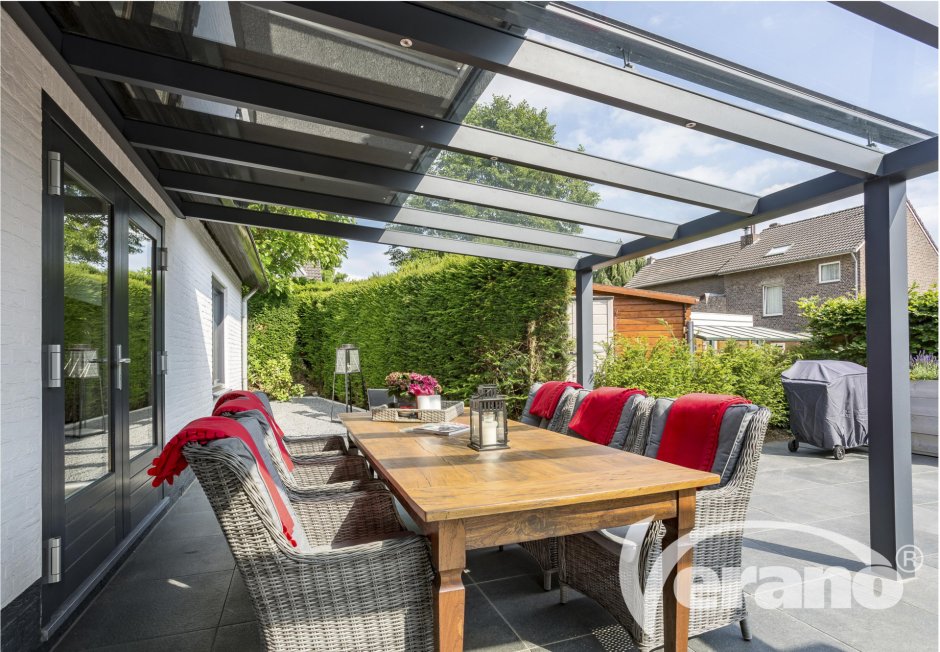 Стеклянная кровля над террасой