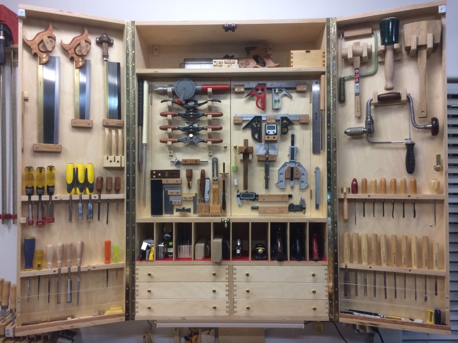 Шкаф для столярного инструмента