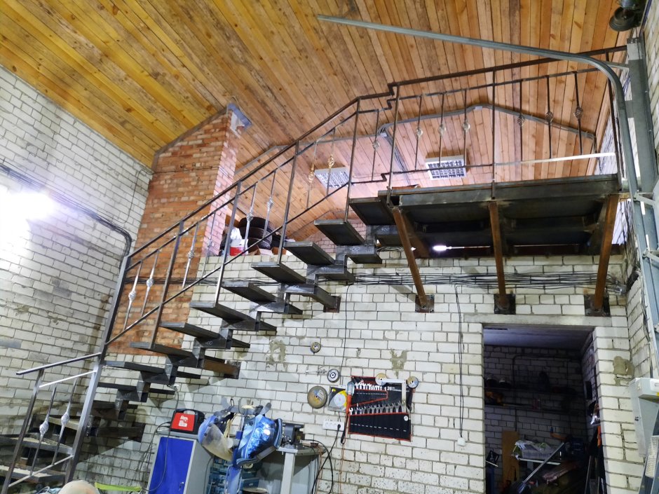 Лестница в гараже на второй этаж