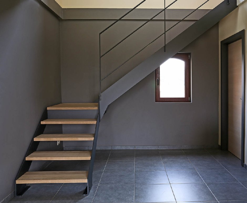 Металлическая лестница в гараж