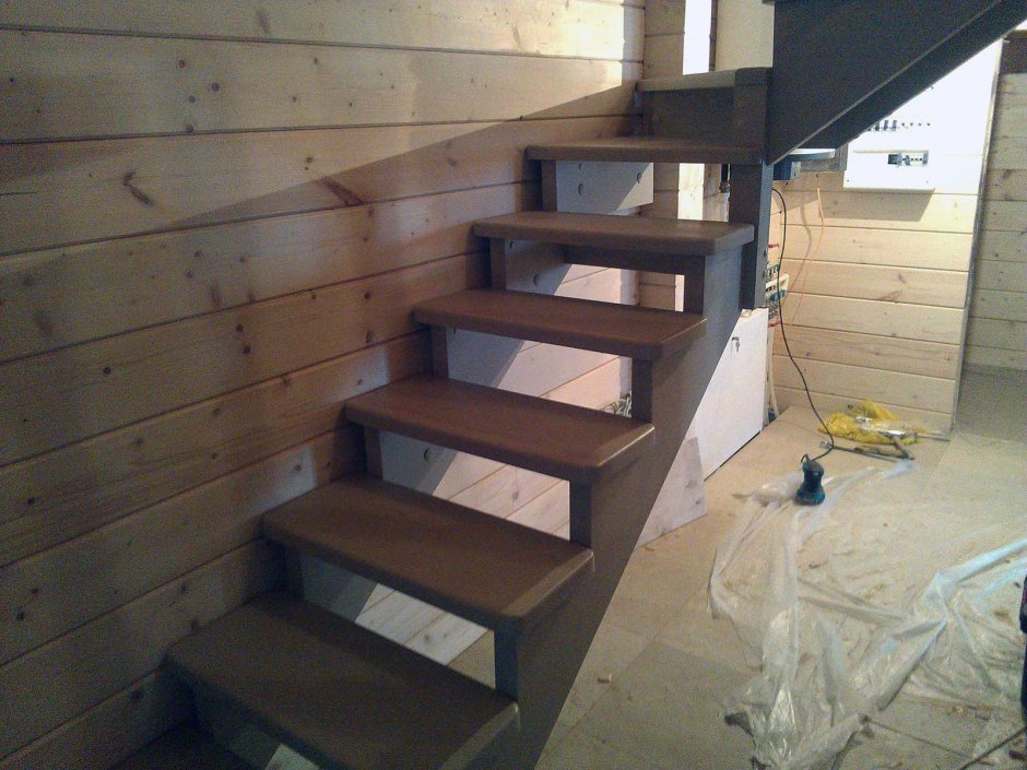 Лесенка в гараж деревья