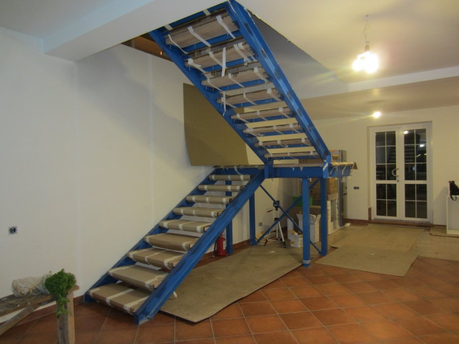 Лестница на мансарду металлокаркасе