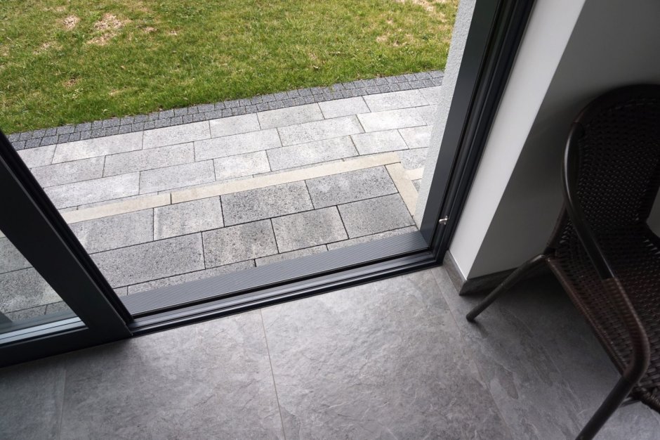 Порог снизу двери