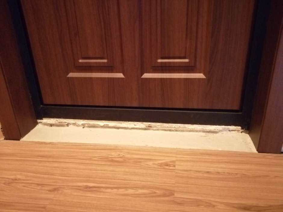 Линолеумные порожки у входной двери