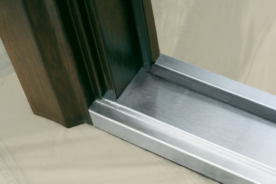 Стык плитки и ламината под дверью