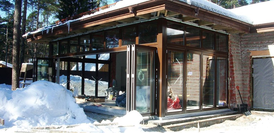 Беседка с панорамными окнами зимняя