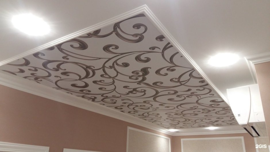 Натяжной потолок с балкой