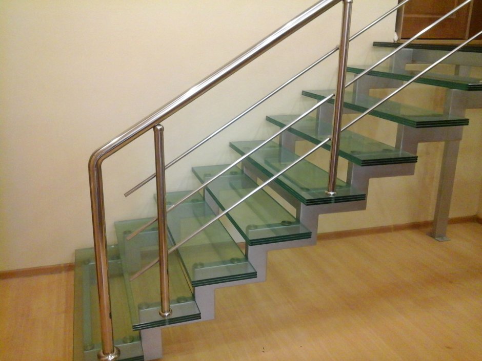 Лестница на металлическом каркасе