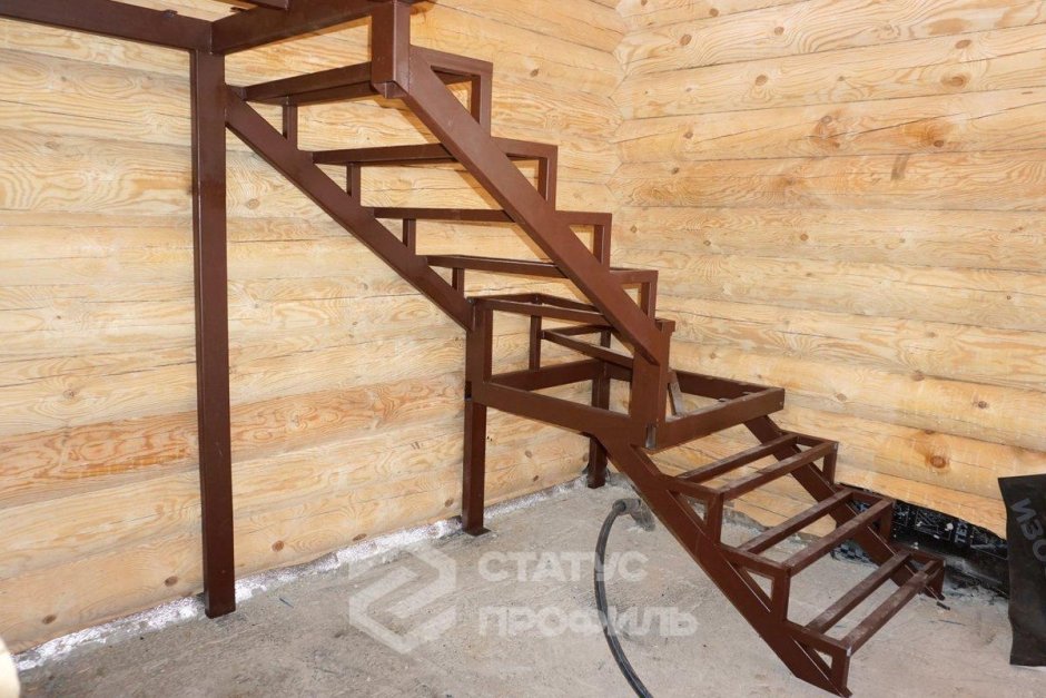 Ступени косоур из профильной трубы 40 40