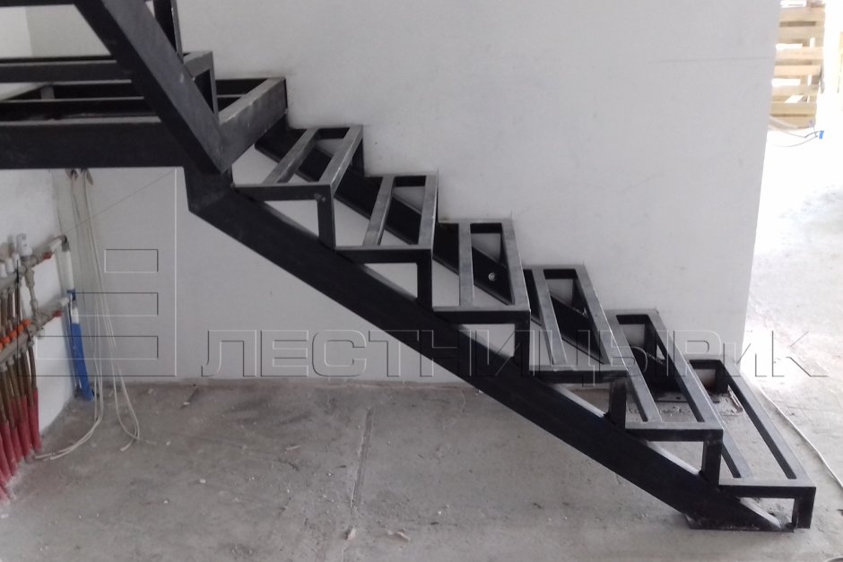 Лестница из профильной трубы