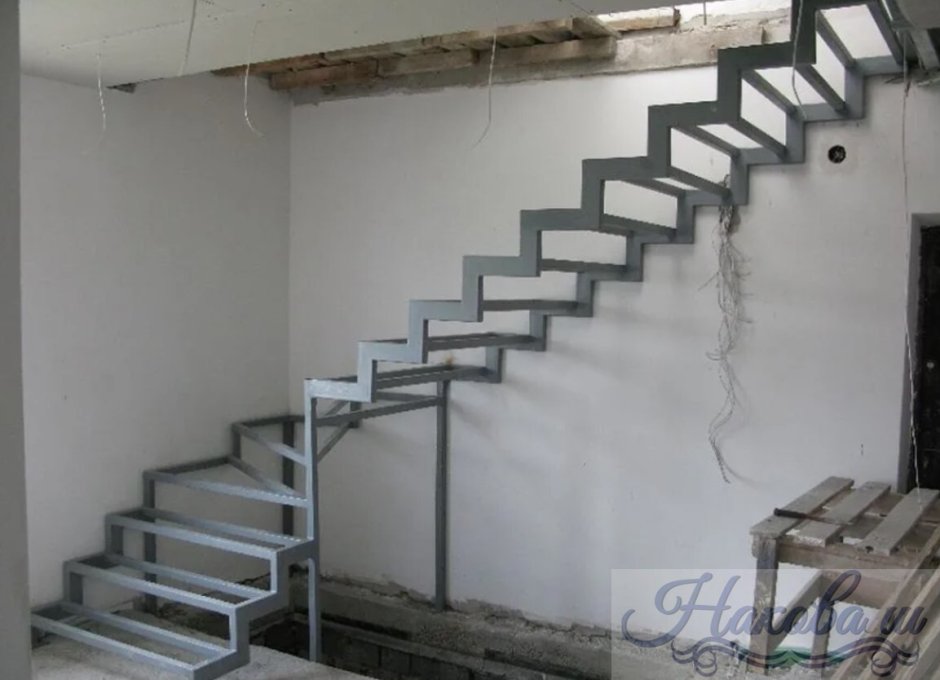 Лестница металл 40на40