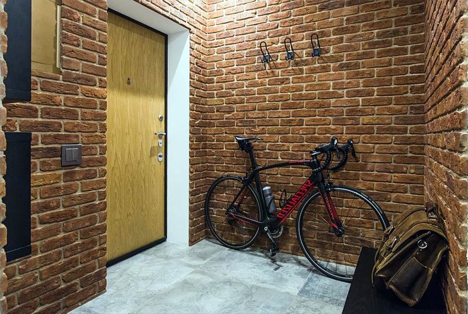 Кирпич в интерьере прихожей