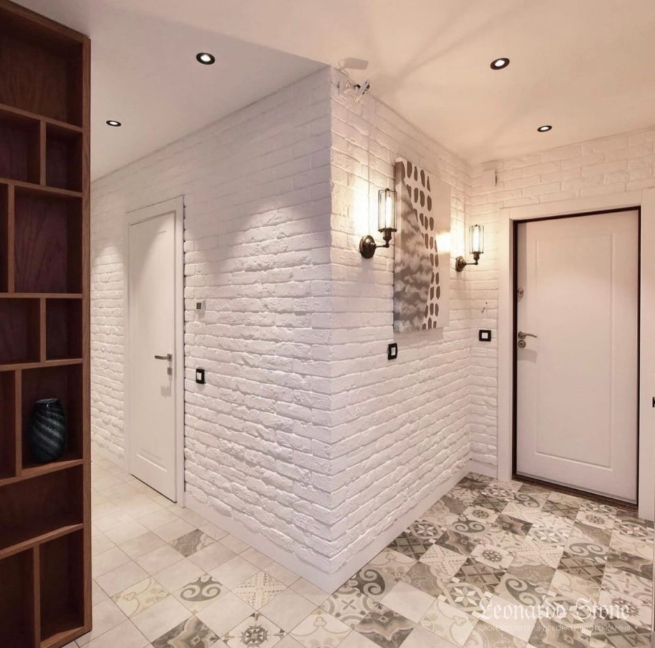 Декоративный кирпич в прихожей