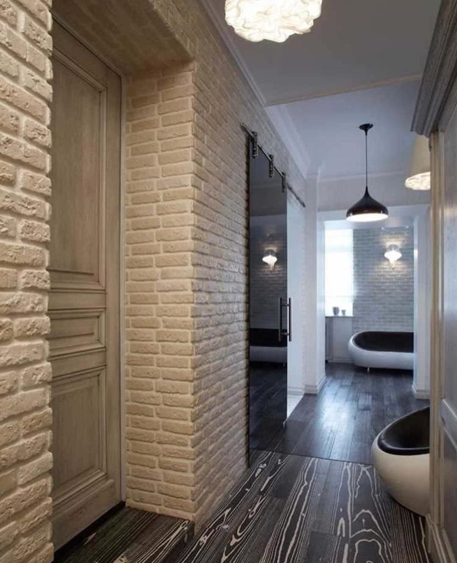 Декоративный камень в прихожей