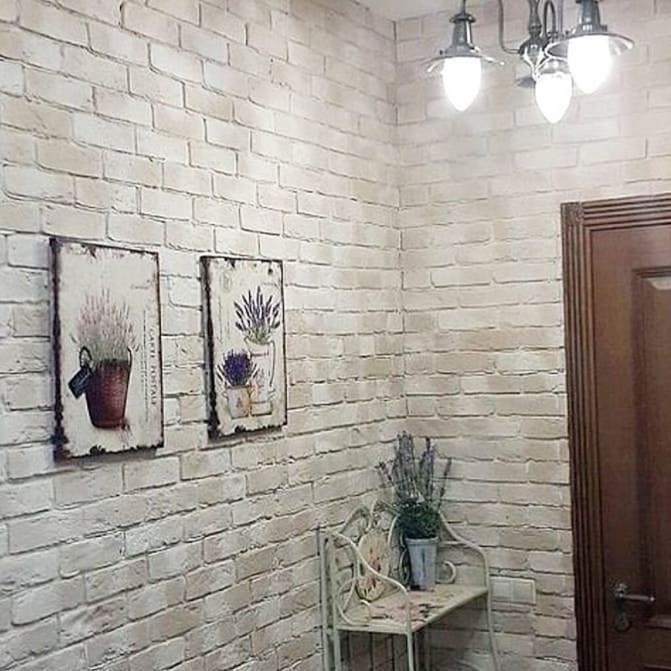 Декоративный кирпич в прихожей