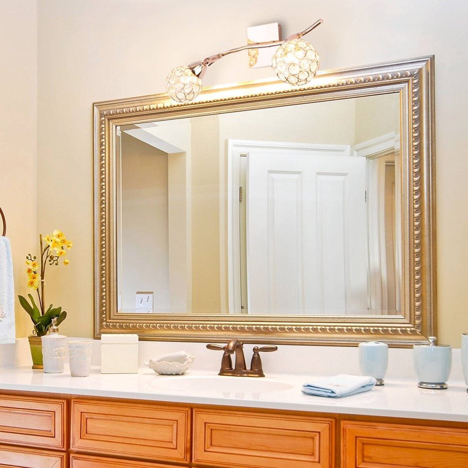 Светильник над зеркалом в ванной