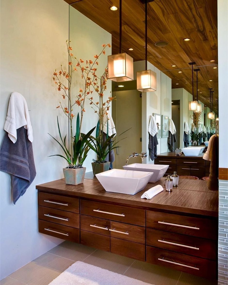 Подвесные светильники над зеркалом в ванной лофт