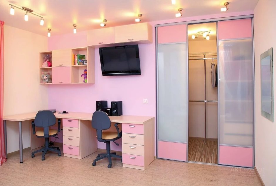 Стол в детскую комнату для двоих