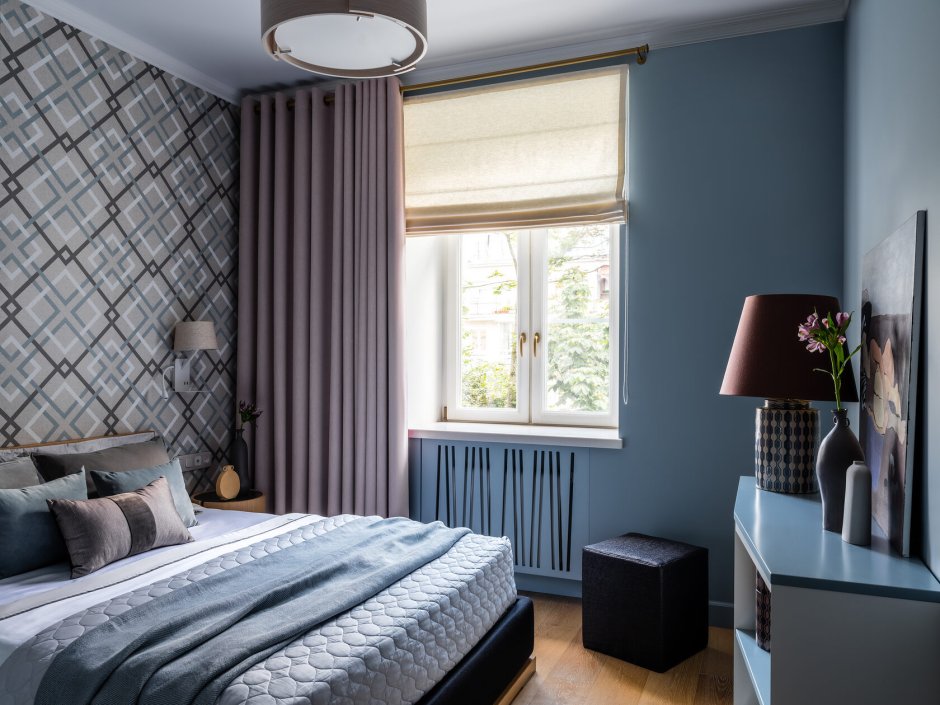 Синие шторы в интерьере спальни