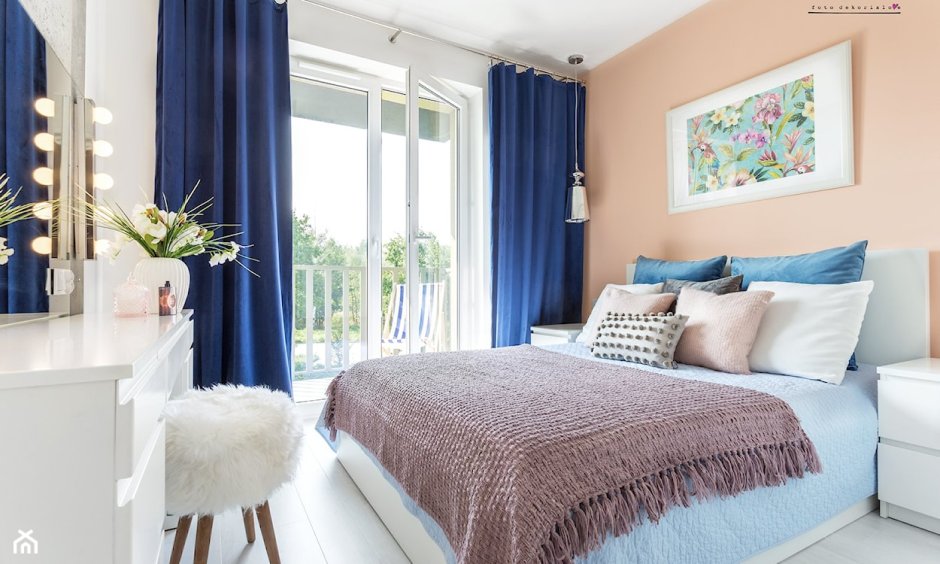Синие шторы в спальне