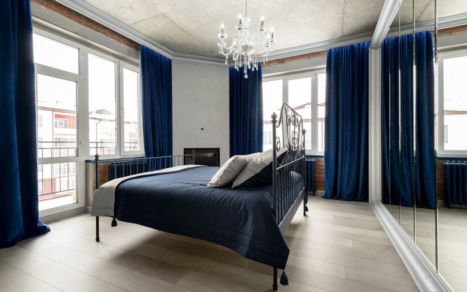 Темно синие шторы в спальне